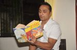 Rahul Bose at Celebrate Bandra book reading for kids in D Monte Park on 12th Nov 2011 (14).JPG
